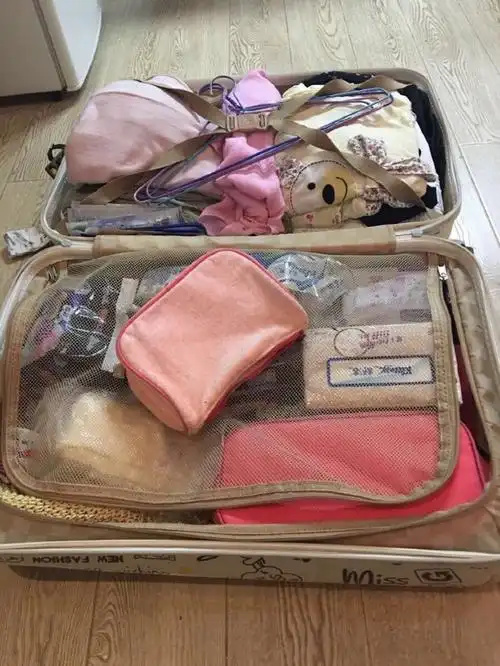还没出门俩人的东西就装满了24寸的行李箱……女孩子出门的东西永远不