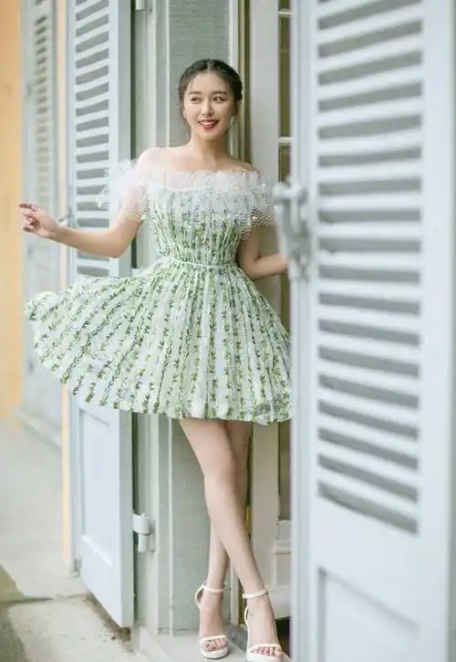 32岁阚清子接回长发,穿白色轻纱长裙出镜,清纯仙气_短发_身材_裙子