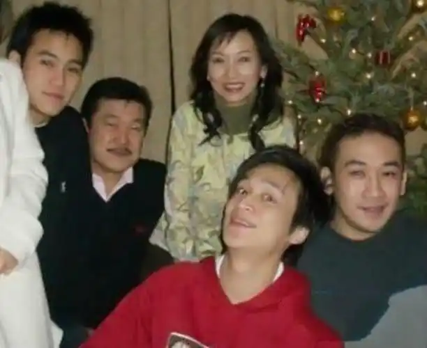 赵雅芝和前夫黄汉伟的两个儿子