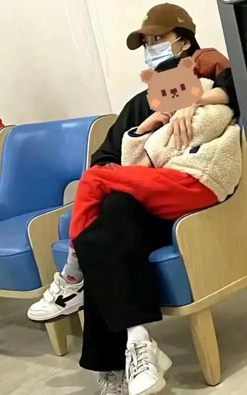 angelababy深夜带儿子看急诊事业停滞期状态憔悴