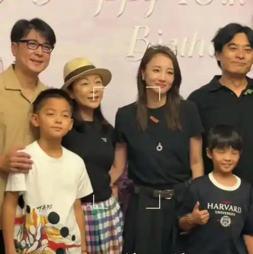 一向低调的演员保剑锋携妻子和儿子也参加了章龄之生日宴会,当天保