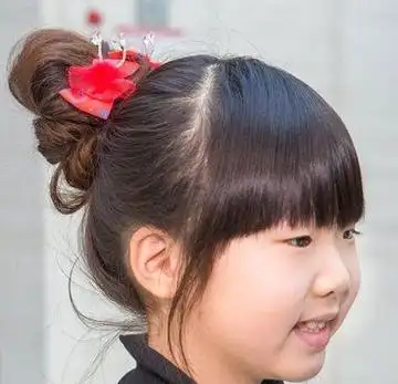 小女孩齐刘海扎盘发发型小孩子梳头发,盘头发梳成什么样的款式对比好?