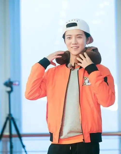 34岁鹿晗带货引热议,脸肿成"老嫂子",网友:撞脸65岁刘雪华