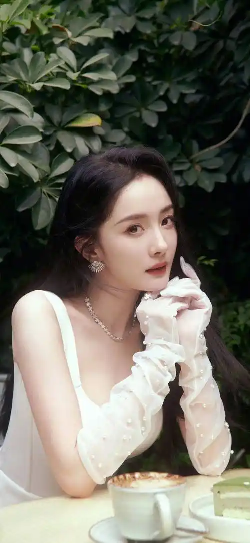 杨幂高清唯美写真,一袭裙白胜冬雪,优雅妩媚如春风_白色_气质_魅力