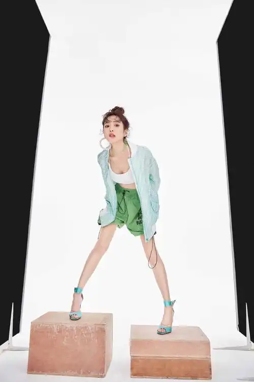 简介:王梓薇青春活力少女写真图片,分享一组王梓薇图片给大家,图中的