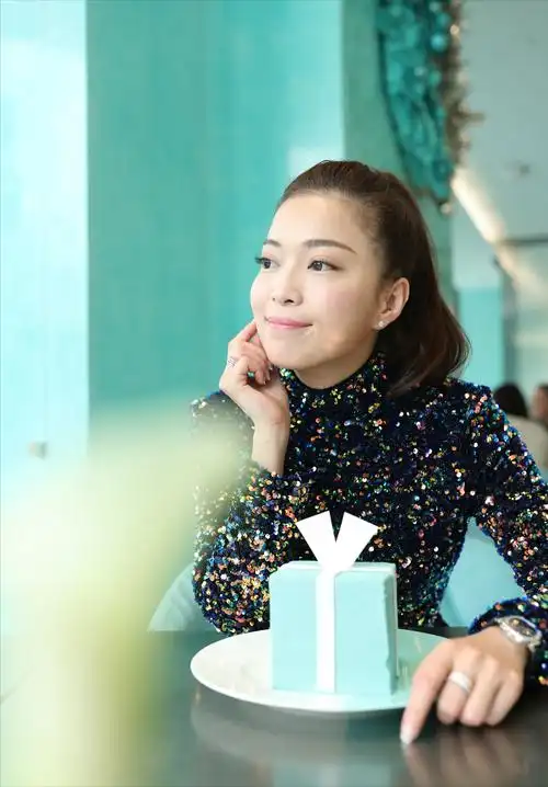 她是东方卫视主持人,当年风光出嫁,离婚后11年独自抚养儿子长大