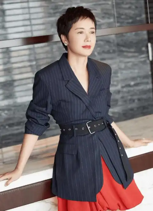 蒋雯丽穿衣太大胆!"镂空"玩出花,弟弟们纷纷表示扛不住!