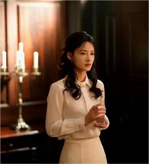 追溯李沁的艺术历程,必须提及她2010年那部里程碑式的作品《新红楼梦