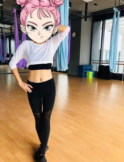 牛莉健身大晒马甲线45岁活得像25岁网友春晚还能看到你吗