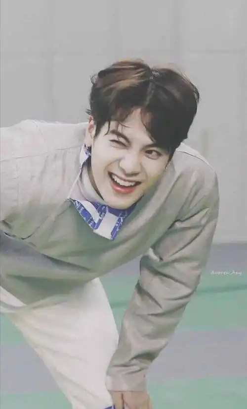 看到王嘉尔运动员时期带解说的击剑比赛