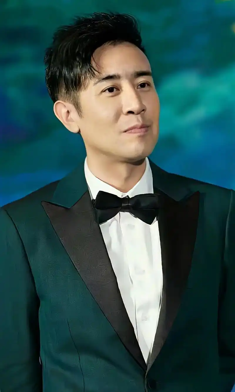 他把嘴一抿 脸上显出一种慈爱而又自由的笑容#于和伟  - 抖音