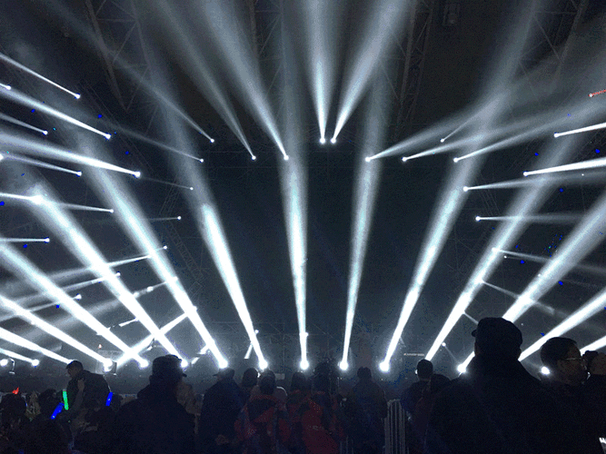 这是一次前所未有的灯光盛宴最释放自我的音乐party超大的表演舞台