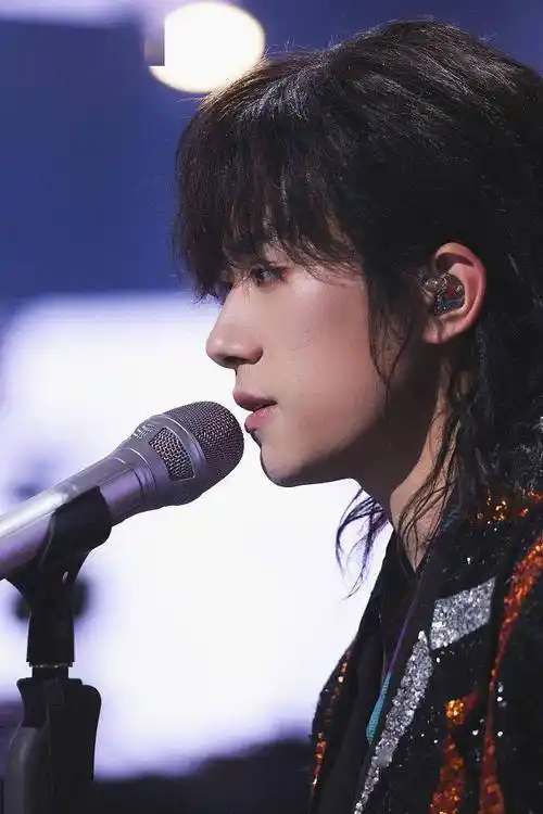 易烊千玺狼尾头花衬衫造型惊艳梦幻立麦舞台深情吟唱苏感爆棚