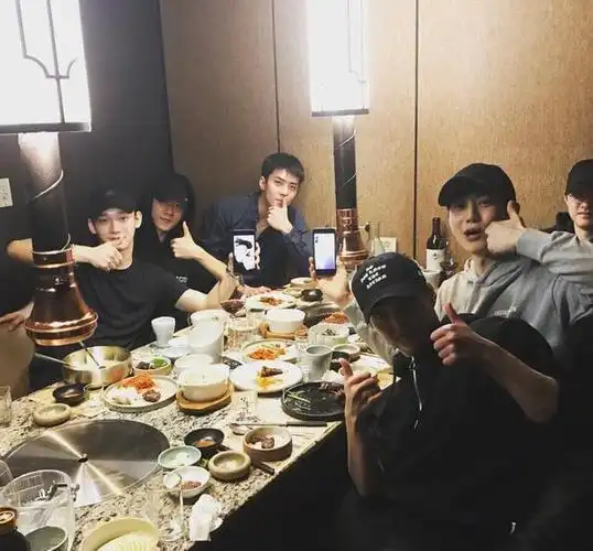 exo那年今日世勋更新微博九锥合体都聚在一起吃饭啊