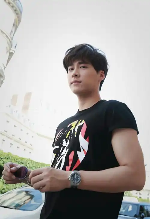 挑战每天按相册顺序发一张李易峰的照片##园园不断