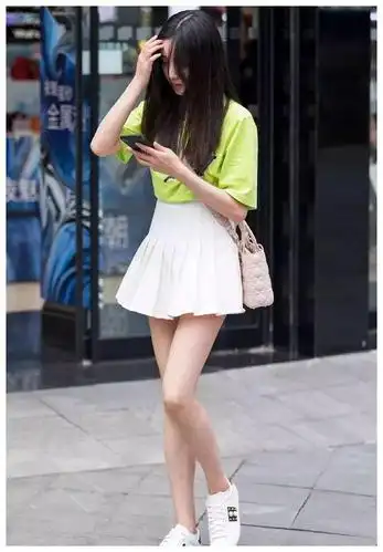 美女街拍短裙美腿女人的知性的韵味