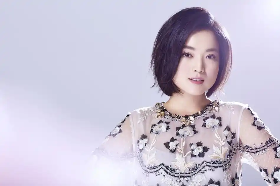 歌唱家白雪写真展现温婉之美