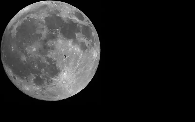 月亮空间站黑色高清壁纸