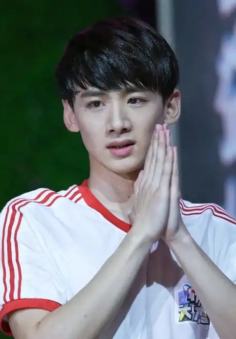 白敬亭《快乐大本营》综艺照