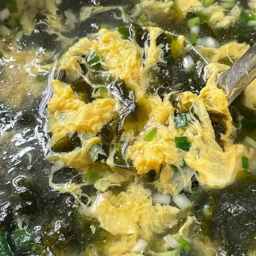 7415紫菜撕碎 用50-70度温水浸泡五分钟沥干水分 两个鸡蛋打散