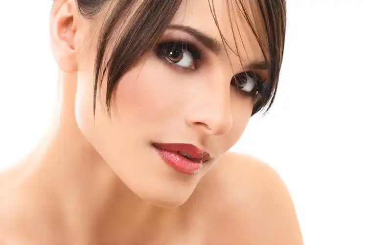 歪头的红唇女子