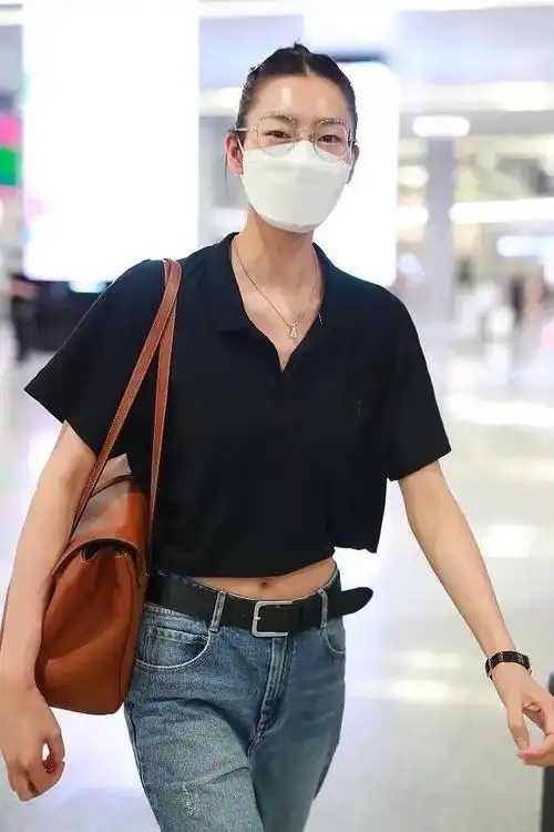 "大表姐"刘雯bm风穿搭,短款上衣搭配阔腿牛仔裤,酷炫十足