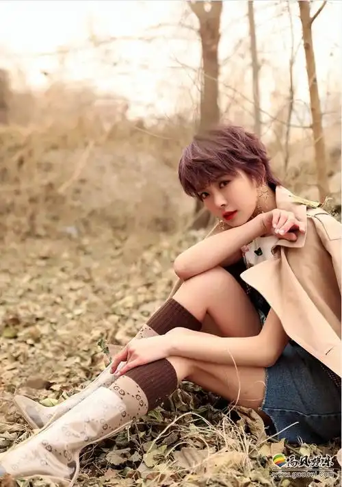 种丹妮初春时尚大片:格纹马甲牛仔抹胸裙,搭配透明长靴,气场全开