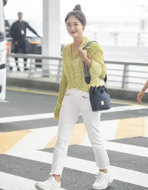 仁川,成宥利现身机场,她一身柔美的雪纺碎花衬衫十分抢镜,一条白牛仔