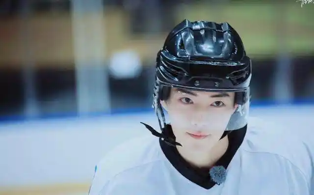 肖战冰球造型撞脸木村拓哉