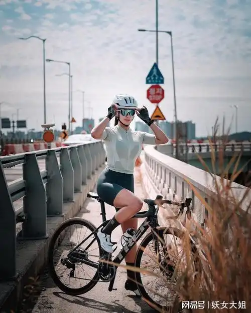 骑行运动美女身材好阳光又靓丽