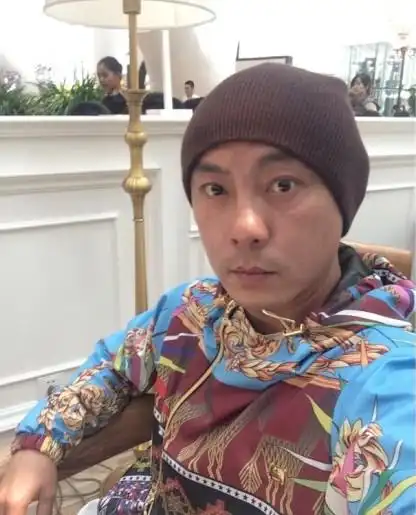 张卫健自曝可爱童年照 网友调侃红唇膏