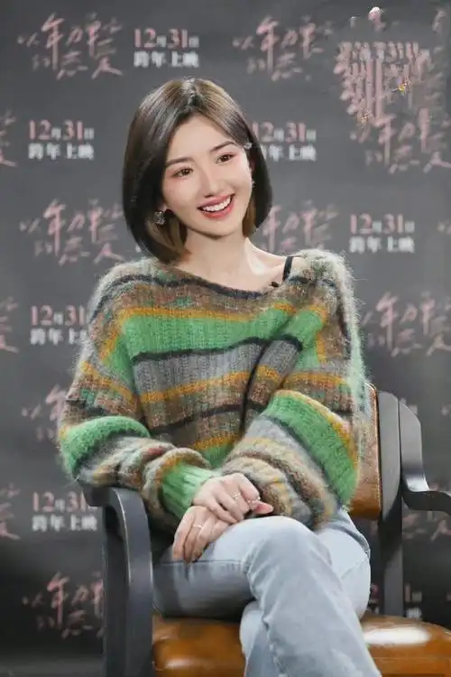 毛晓彤开春穿搭太美了穿红色衬衫裙甜美减龄像大学生一样