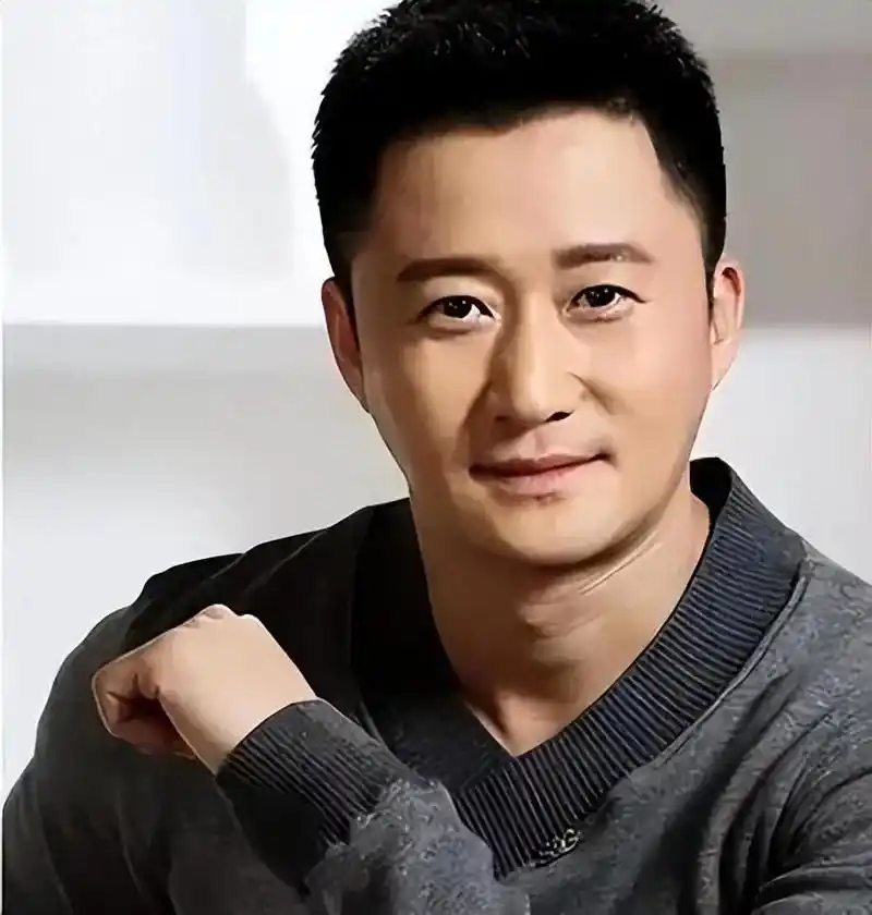 49岁吴京近照曝光!满脸皱纹肚腩明显, - 抖音