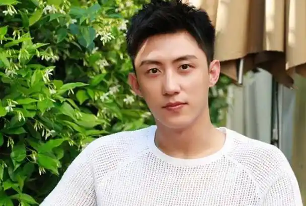 黄景瑜:服务员到当红小生,风光背后的泪水,从不敢在父母面前流_工作