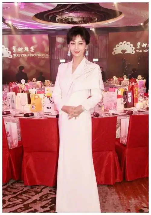 70岁赵雅芝携夫出席活动与郭晶晶婆婆等港星同框不像七旬老人