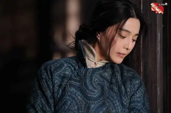 新科影后范冰冰亮相首映华丽典雅