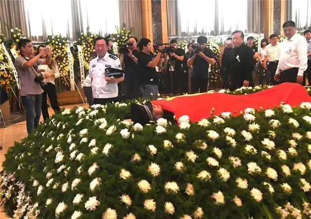 全城悲恸送英雄 荥阳市公安局局长夏日红遗体告别仪式今日举行