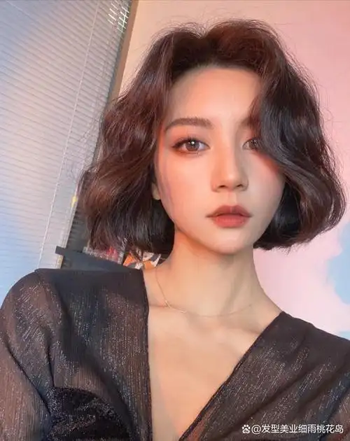 短发烫发,适合小圆脸,鹅蛋脸还有菱形脸的女生,搭配空气刘海或者卷