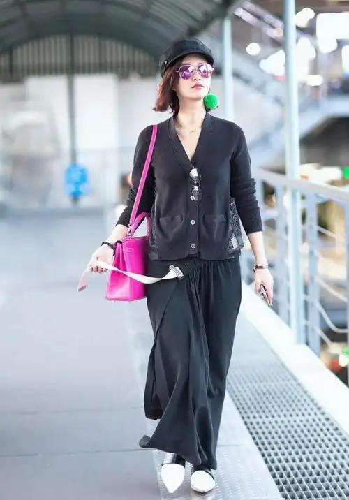 张歆艺一家三口走机场俩人一身荧光色很抢眼袁弘脖子上戴丝巾