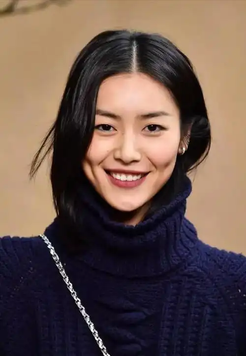 [14]社交媒体2021年3月8日,刘雯在社交媒体上晒出一张手捧"刘雯芭比