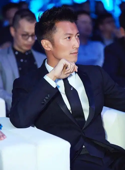 谢霆锋颜值属于巅峰,影视歌巅峰,身家过百亿看看他有多厉害 - 知乎