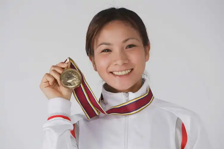 一块,握,花纹,服装,朦胧,模糊,雕刻,图案,拿,捏着,拿着,注视,黄种人