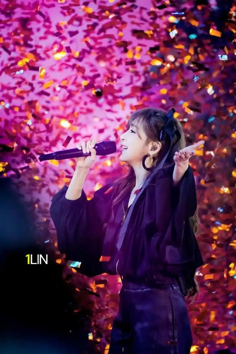 深圳活动现场,王心凌唱歌时舞台上空飘落下许多氛围彩带,灯光映照如梦