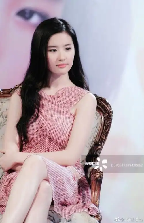 刘亦菲 2009年6月2日,刘亦菲做客湖南卫视《背后的故事》节目,一袭