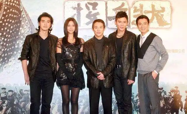 徐克导演也曾经吐槽过与林青霞拍摄的时候,好像被非礼了一样.