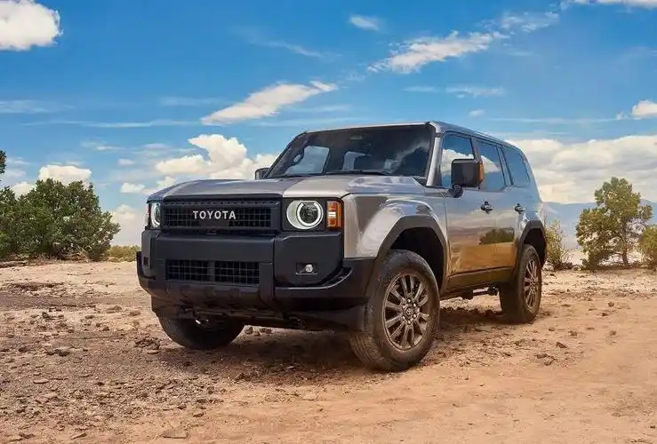 新款丰田普拉多亮相比撼路者还霸气配四驱非承载