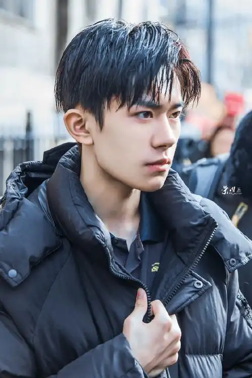 易烊千玺的金丝眼镜