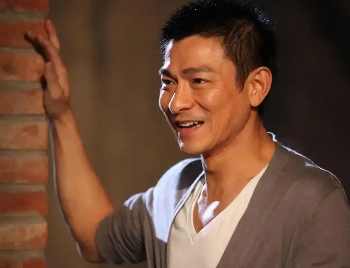 60岁刘德华晒自拍照,满脸笑容皱纹明显状态佳,上亿豪宅内景曝光