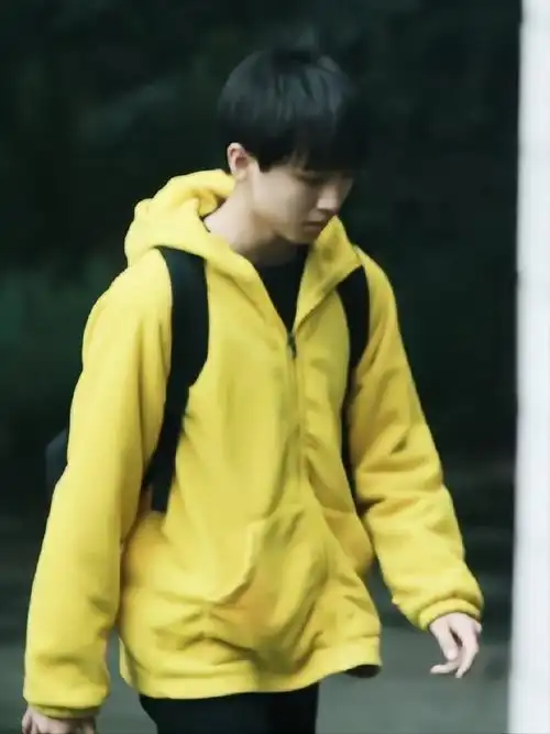 王俊凯的高中毕业照