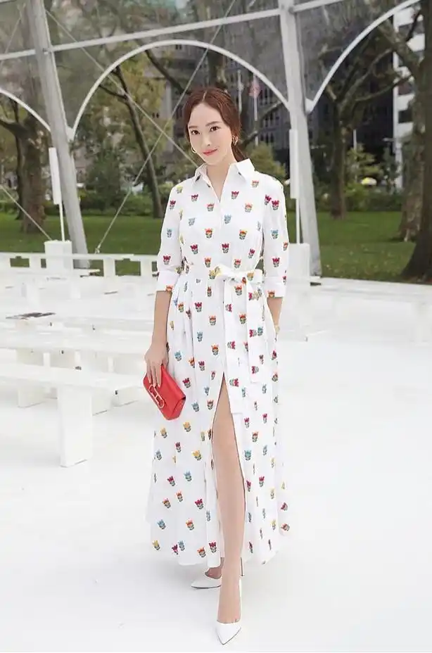 郑秀妍助阵纽约时装周 碎花白裙显优雅气质_高清图集_新浪网